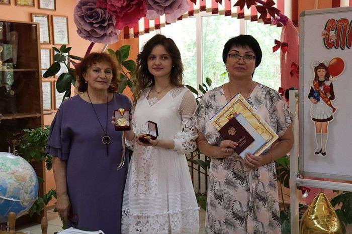 Директор Коленько Г.Н. с Царегородцевой Е и ее мамой