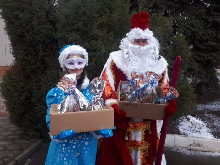 Новогодние подарки детям Луганска.