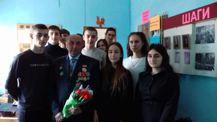 Учащиеся 10-б класса с Бояриновым ВВ в школьном музее